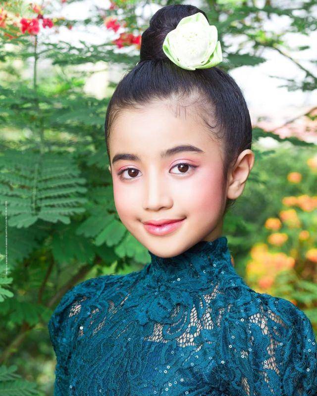 柬埔寨小公主进军演艺圈！8岁能歌善舞成网红，染红发演绎酷帅风