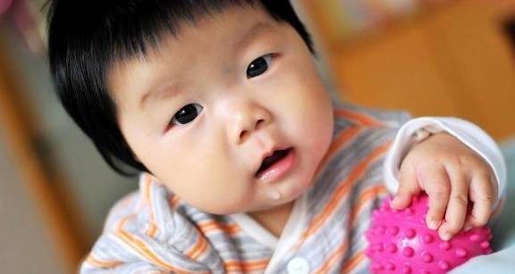 宝宝|娃颜值受损，妈妈也跟着糟心7个月宝宝下巴总是红红的