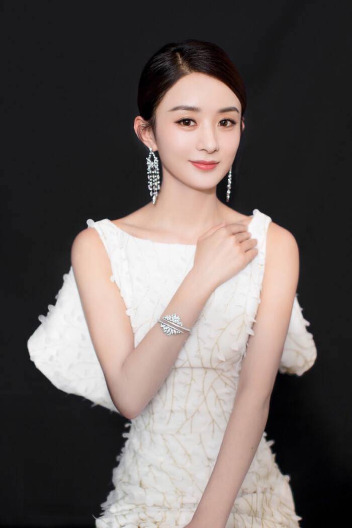 精灵|赵丽颖森系大片变身林间精灵，现在的她，和少女时期有什么不同？