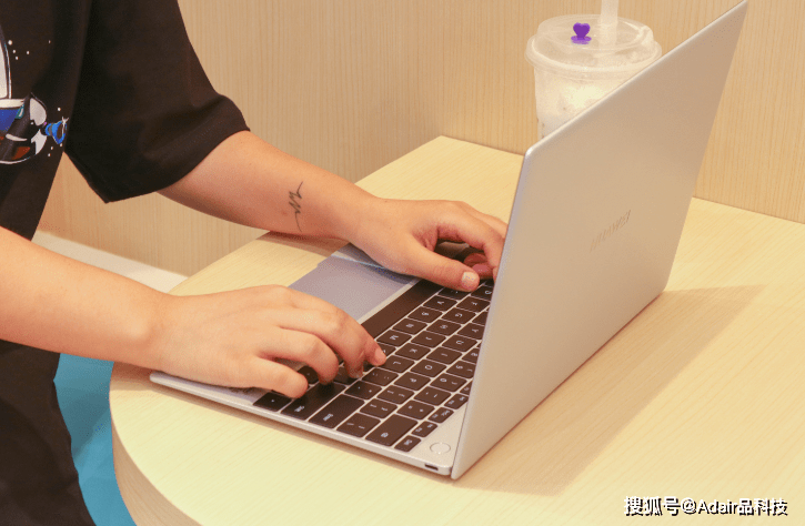 测评盘点|华为MateBook X图赏：精致轻盈，你的贴身互联之窗