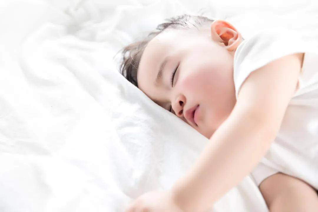 育儿宝典| 妈妈不该忽略的那些事———宝宝睡觉踢被子只是嫌热吗?