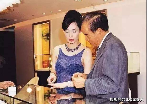 邝美云|贫民女拒做“赌王五姨太”,拒嫁豪门,她究竟靠什么赚5亿资产?