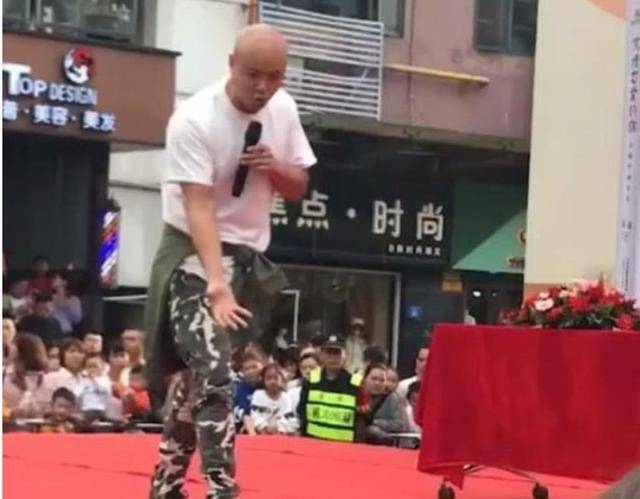 乐嘉近照曝光！光脚演讲发福明显，网友：一手