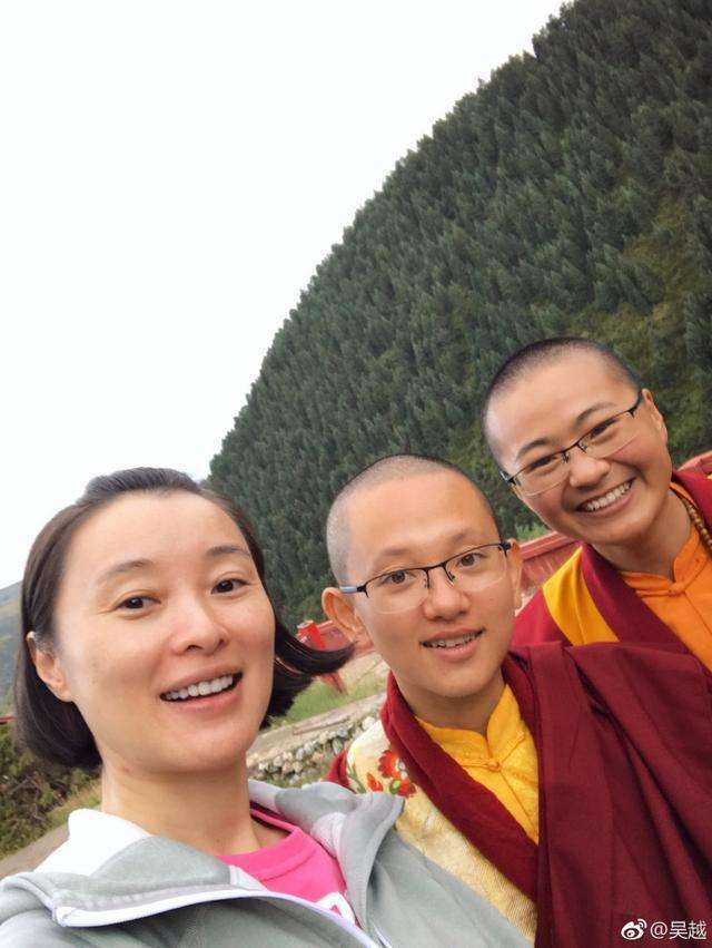 显得|吴越素颜探班，脸上斑点都清晰可见，面对镜头依然自信！