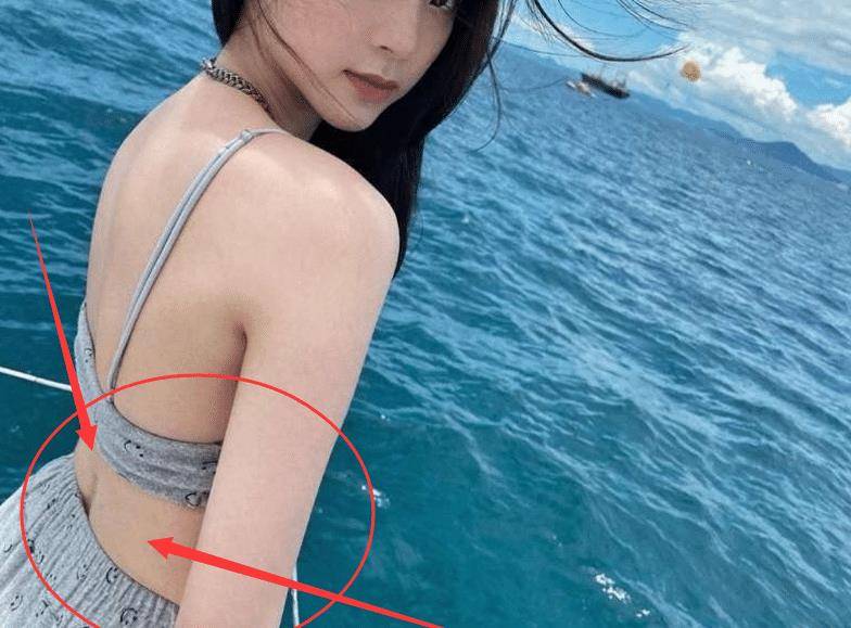 欧阳娜娜秀泳装照,"回眸杀"超吸粉,我却注意她腰围:认真的?