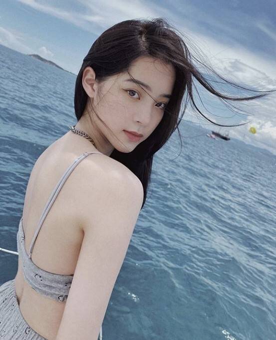 泳装|欧阳娜娜晒泳装照，宛若出水芙蓉，清新又迷人