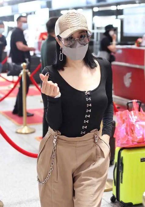 钟丽缇|钟丽缇气质好，穿黑色连体裤显霸气，与小12岁老公站一起像同龄