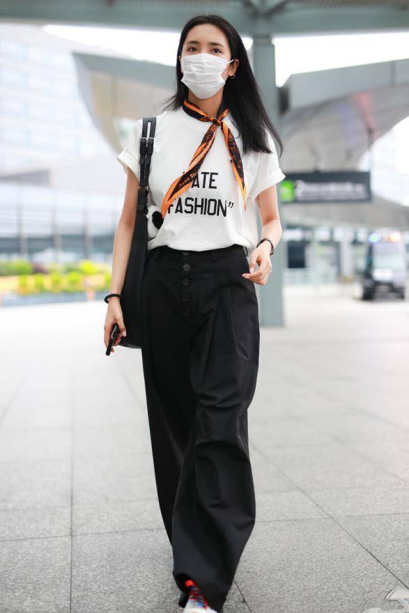 look1:t恤 丝巾
