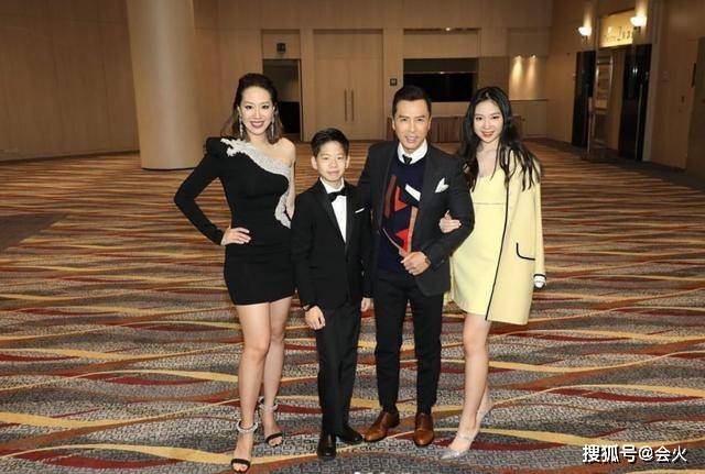 甄子丹女儿与任达华女儿坐游艇出海,俩人都不像16岁