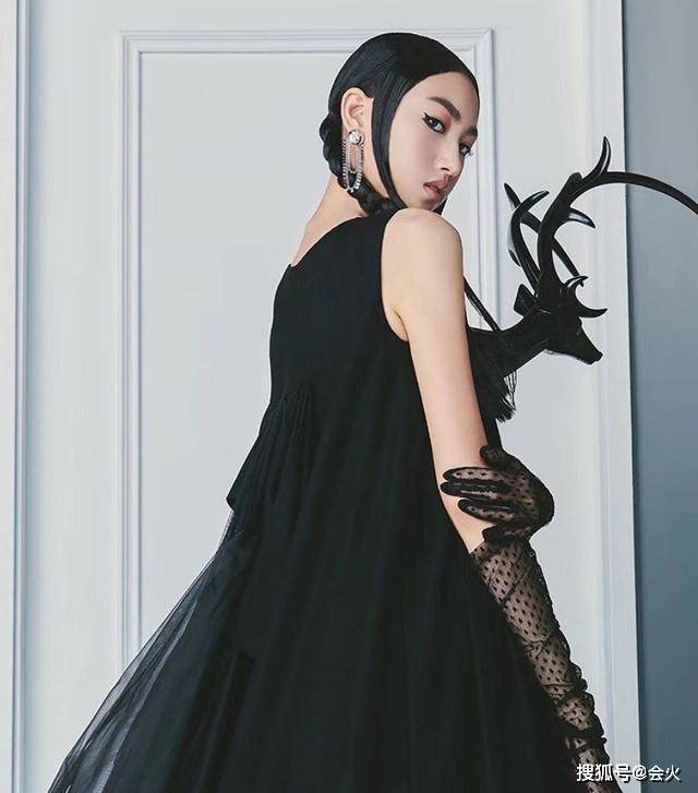 甄子丹女儿与任达华女儿坐游艇出海,俩人都不像16岁