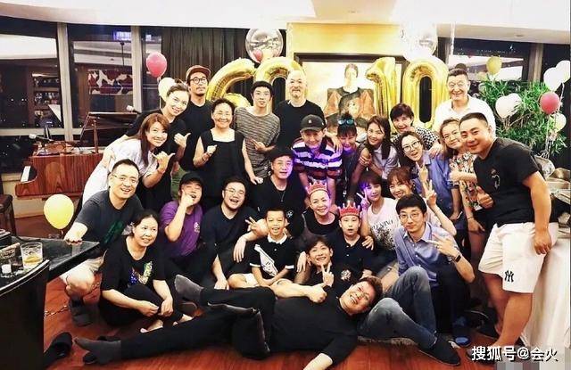 张国立38岁儿子张默罕露面,如今转身当老板?