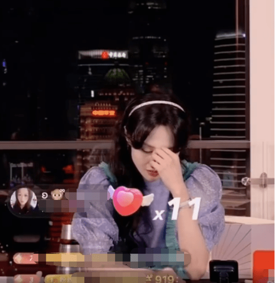 小爽|原创郑爽学乖了，再直播不耍脾气，她全程堆笑主持人却小心翼翼