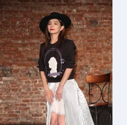 曲线|Ella真有女人味，穿抹胸裙秀曲线，网友：当年的假小子不见了