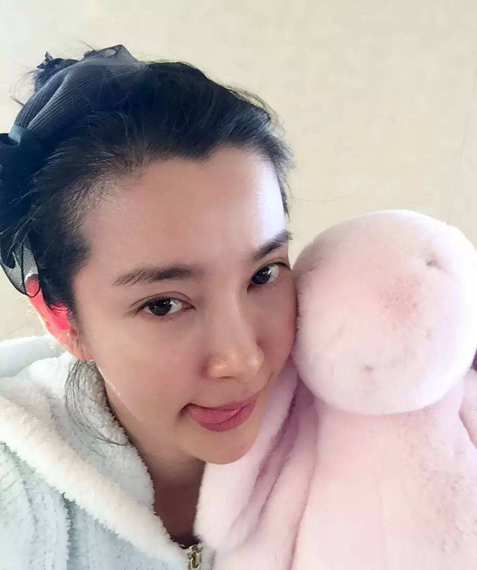 赵丽颖|47岁李冰冰同框32岁赵丽颖完全不输，她的冻龄秘诀竟然是敷面膜？