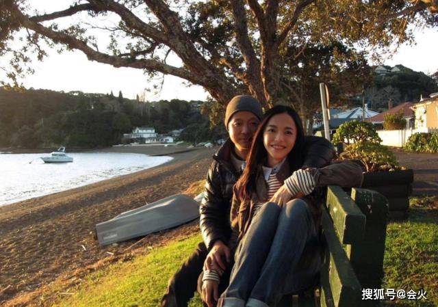 步一|原创姚晨曹郁情难自禁当众亲吻，下台还三步一回头！结婚8年如胶似漆