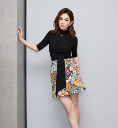 曲线|Ella真有女人味，穿抹胸裙秀曲线，网友：当年的假小子不见了