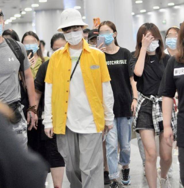 齐发文|原创第二届超女出道十五周年，李宇春穿比赛衣服现身，与张靓颖齐发文