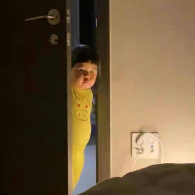 孩子|萝莉身住着大叔魂，还被妈妈穿成紫薯韩国3岁奶娃靠小肚子走红