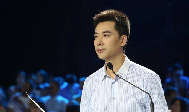 节目|原创能靠颜值圈粉，稳坐“最帅主持人”的郭志坚，为何低调养儿19年