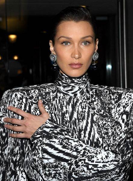 垫肩|超模姐妹垫肩造型齐翻车,拉宽身材还显老,网友:超模审美太难懂