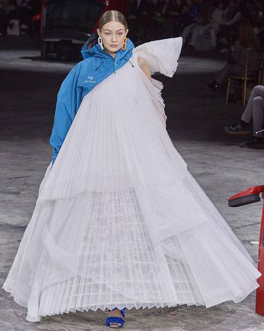 垫肩|超模姐妹垫肩造型齐翻车,拉宽身材还显老,网友:超模审美太难懂