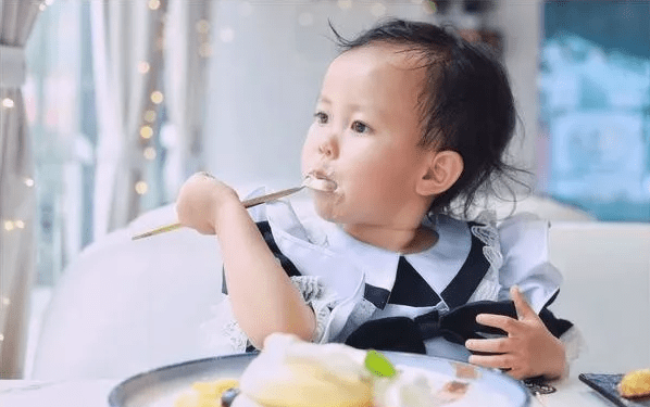 孩子|2岁宝宝进了急救室！隔夜西瓜不要这么放，危险！因几块冰西瓜