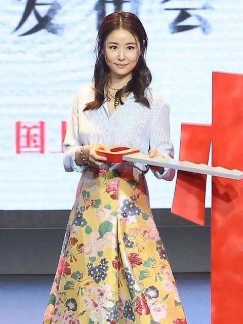 林心如还挺潮,穿"上面上班,下面买菜"款式亮相,又被"美"到