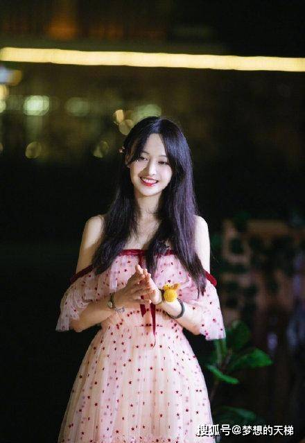 粉色|被郑爽惊艳了！一身粉色“露肩纱裙”营业效果甜美温柔