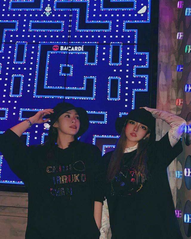 阿娇|钟欣潼终于好好穿衣服了，旁边的周扬青才惊艳！没想到这俩是闺蜜