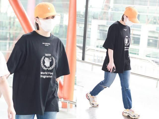 阿娇|钟欣潼终于好好穿衣服了，旁边的周扬青才惊艳！没想到这俩是闺蜜