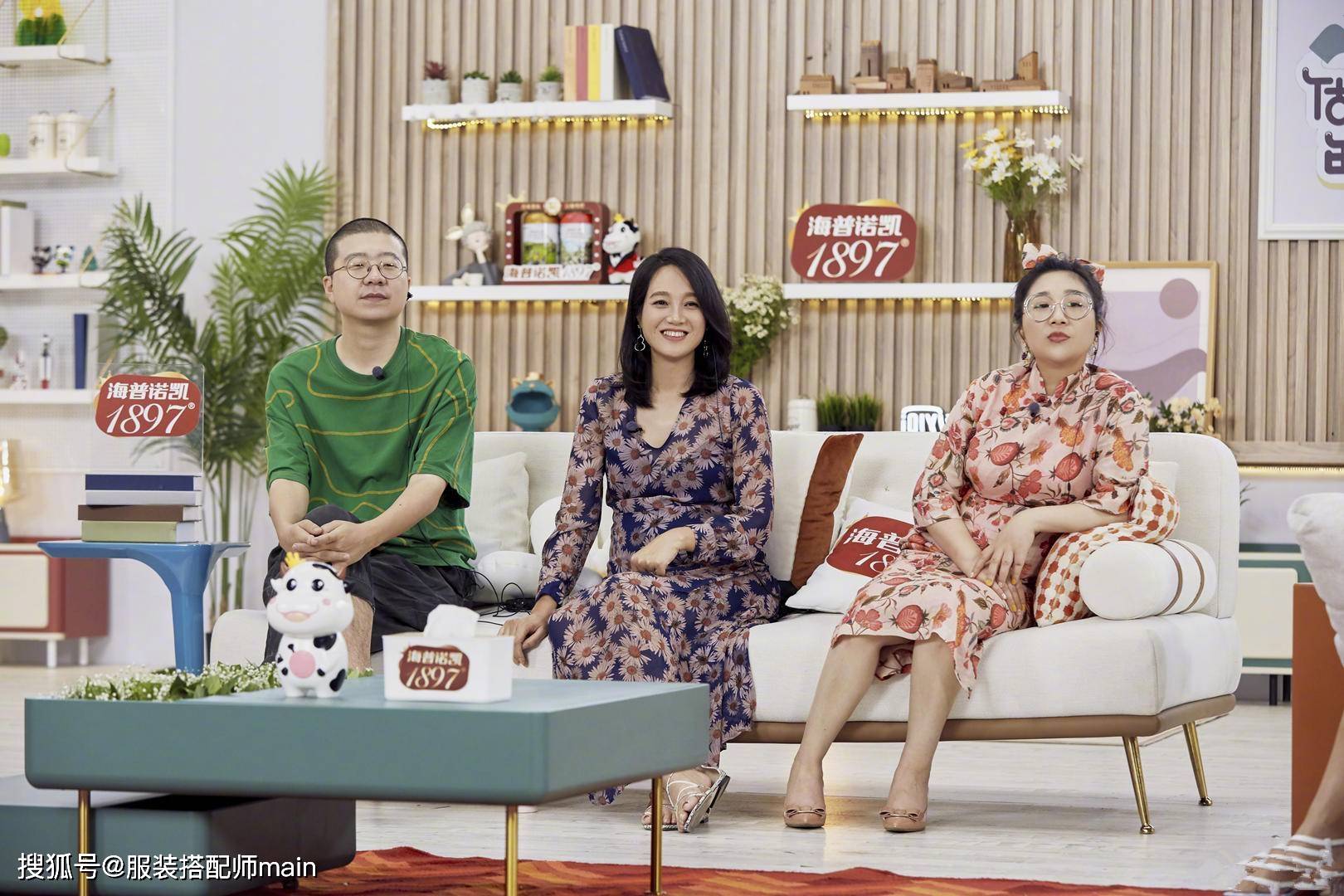 设计|朱丹挺二胎孕肚录节目,39岁穿印花裙嫩回29岁,却散发着满满母爱