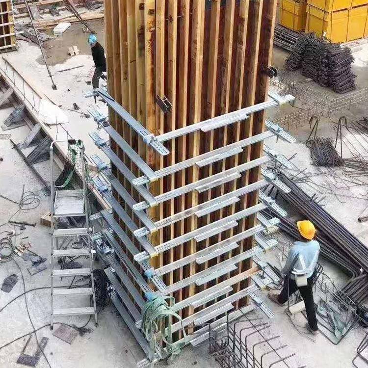 将两块卡板相对的放置在已经搭建好的方形建筑模板中心处,然后套装上