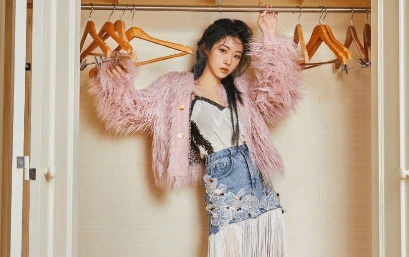 喻言单人首封来袭,多种造型诠释百变女神,真实腿型却比脸吸睛