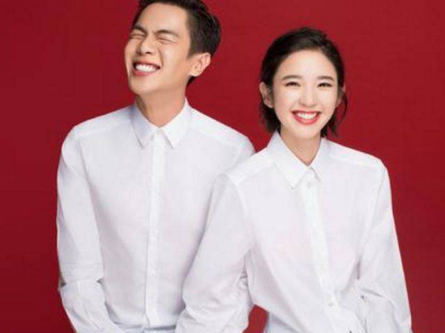 同样都是结婚证件照,大家都是红底白衬衫,而他俩黑衬衫却被看好