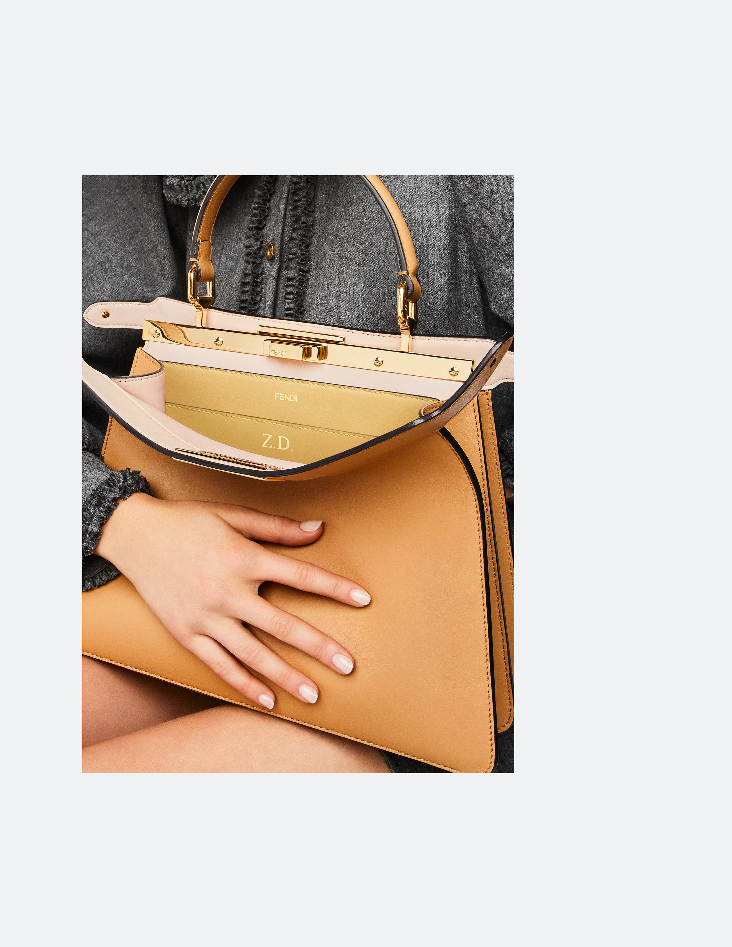 手袋|FENDI推出#PeekabooISeeU#广告大片 演员佐伊·达奇演绎经典Peekaboo手袋系列