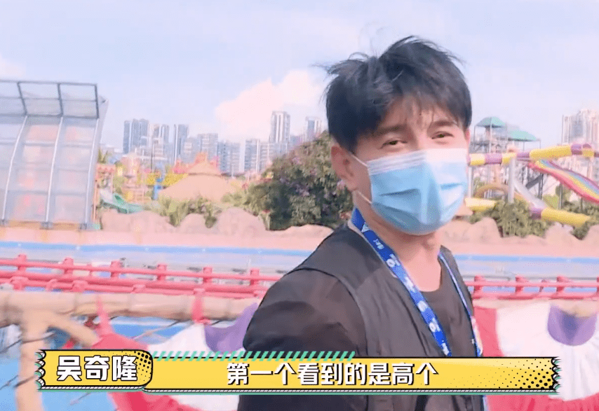 表情|原创吴奇隆因身高被气成表情包，够不着张国伟的背，录综艺表情绝望