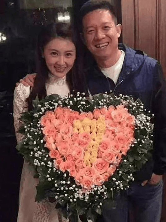 甘薇被曝拍卖名下豪宅,离婚后曾自曝养不起娃
