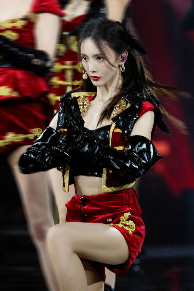 造型|原创婚纱造型出众，悬空一字马惊艳，她不出道难以收场