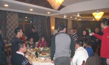 一番话|穷小子同学聚会被嘲讽,偷偷离席,服务员一番话让所有人愣住