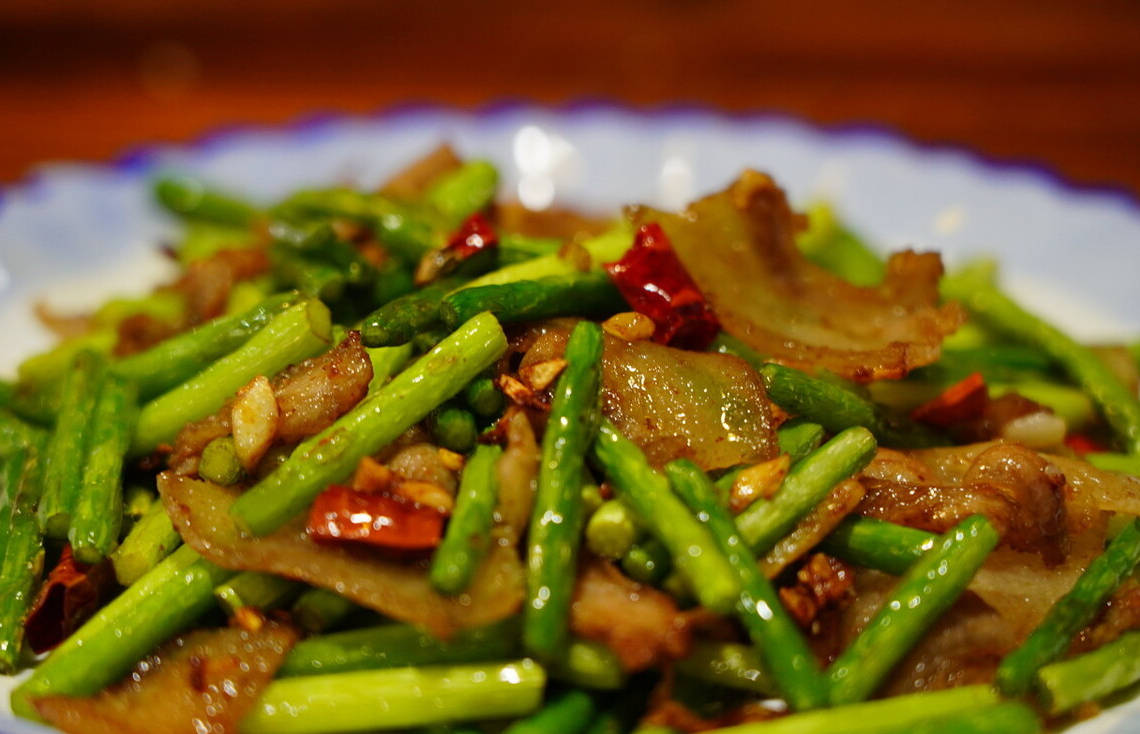 原创超简单的家常蒜苔小炒肉做法简单又美味佐酒下饭都超级好吃