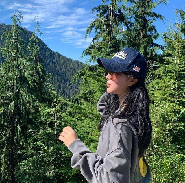继母|黄圣依继女近照,素颜出镜皮肤略松弛,18岁显老相不及继母会保养