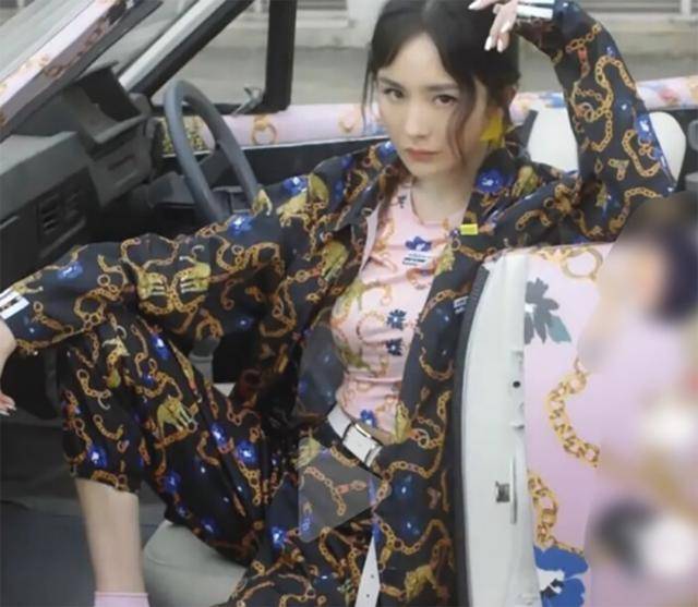 上都|杨幂造型翻车!代言品牌服装上都是金链条,像炫富的网红一样!