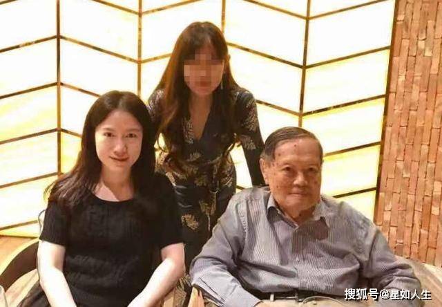 杨振宁夫妇疫情后首亮相，翁帆发福严重显憔悴