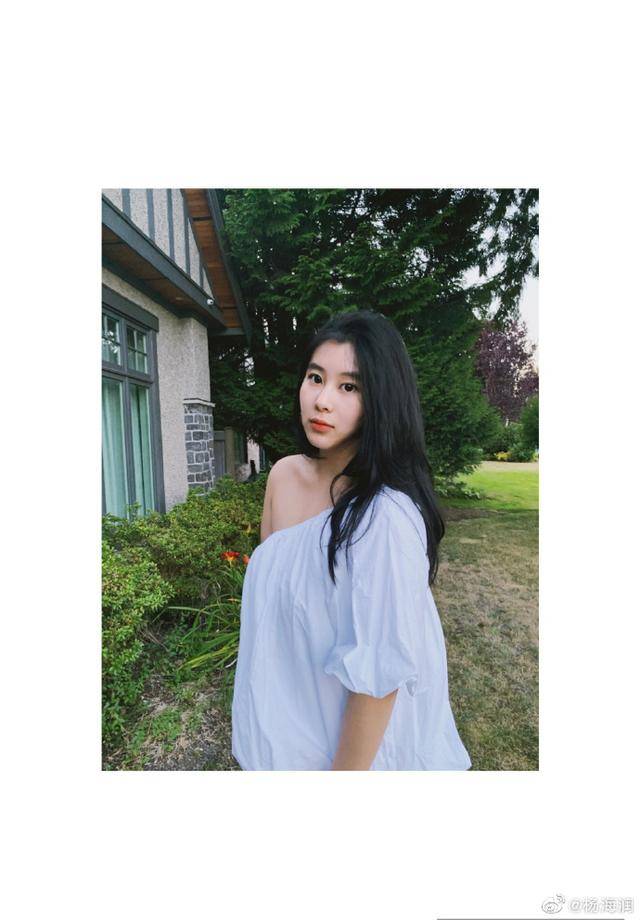 继母|黄圣依继女近照,素颜出镜皮肤略松弛,18岁显老相不及继母会保养