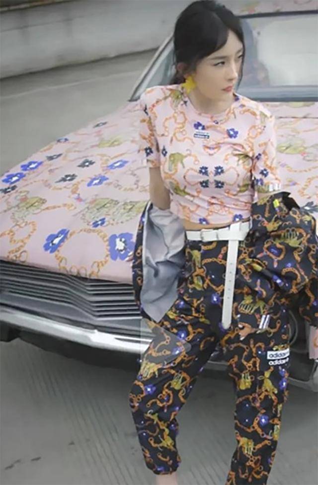 上都|杨幂造型翻车!代言品牌服装上都是金链条,像炫富的网红一样!