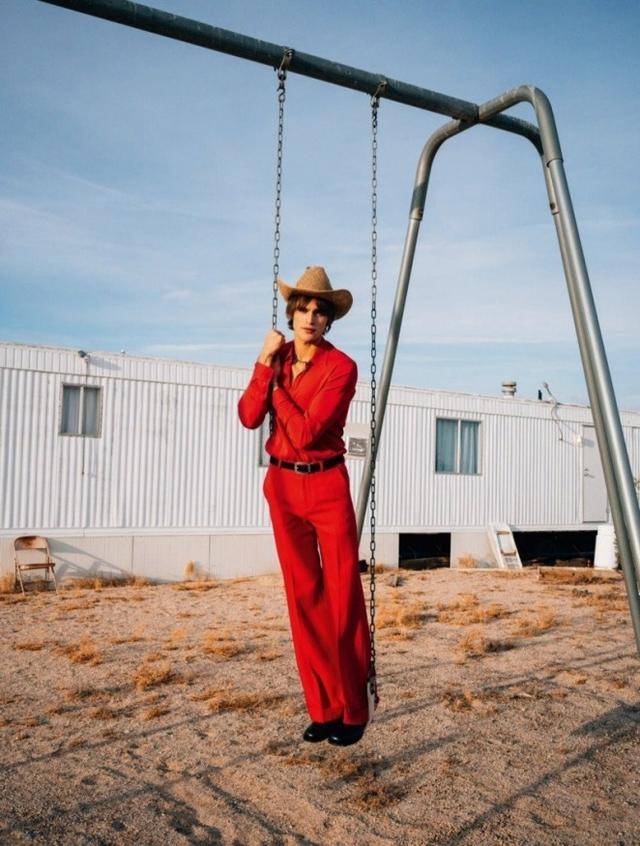 身材修长|他15岁出道成为高奢代言人，身材修长长相老气，被嘲不如老爸？