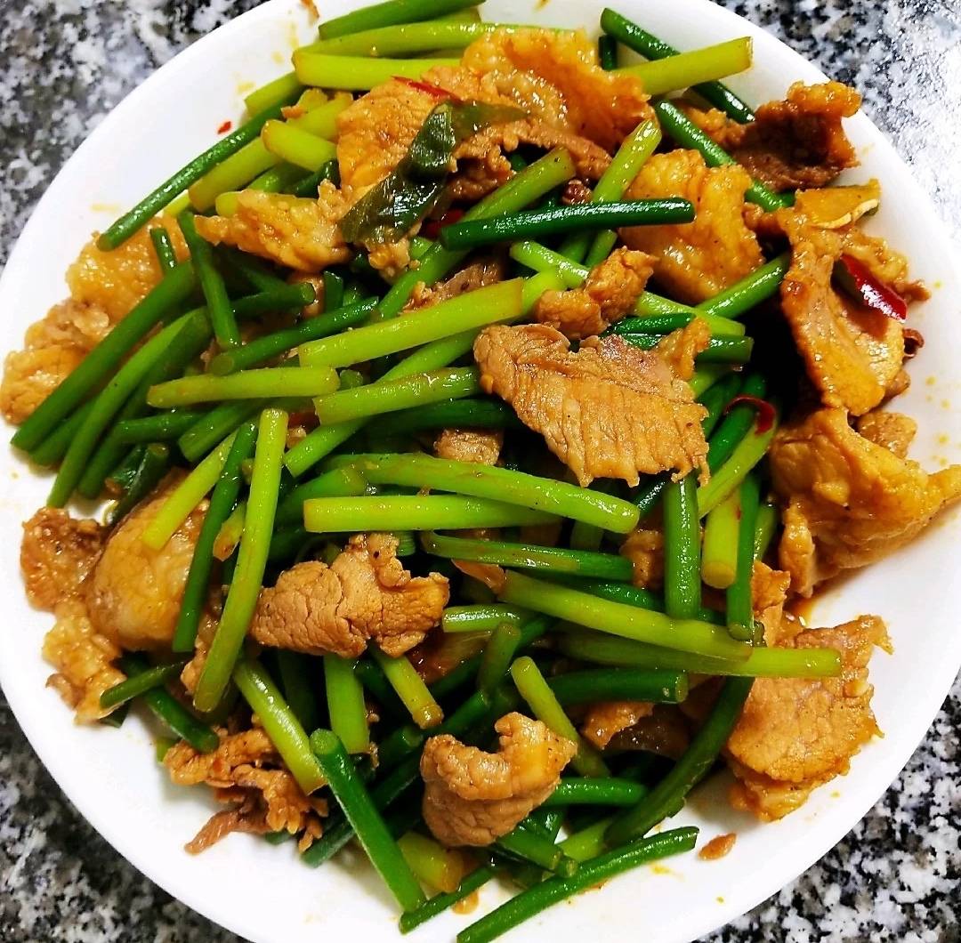 蒜薹|教你这样做，蒜苔翠绿，还更入味好吃做蒜苔炒肉时别直接下锅炒