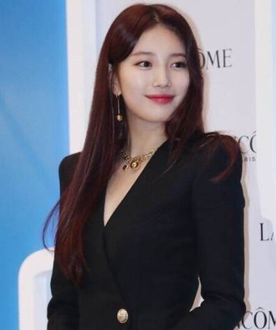 西装|“国民初恋”裴秀智亮相，黑色西装裙成熟女人味，这双粗腿真抢镜