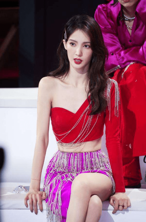 原创看女星金晨低调穿衣出行,低调不失性感,简单时尚,多图