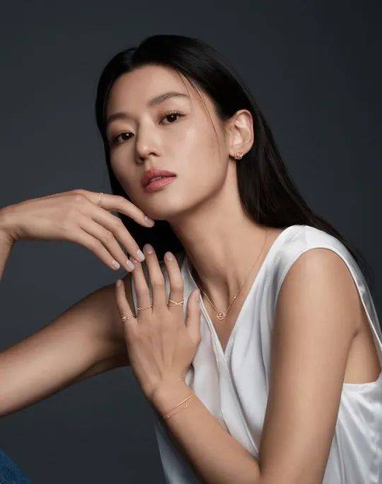 继续保持|全智贤小露娇嫩香肩迷人！39岁仍继续保持美貌魔鬼身材